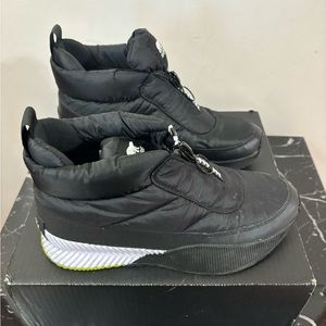 Sorel out n about III puffy zip boots size 8.5